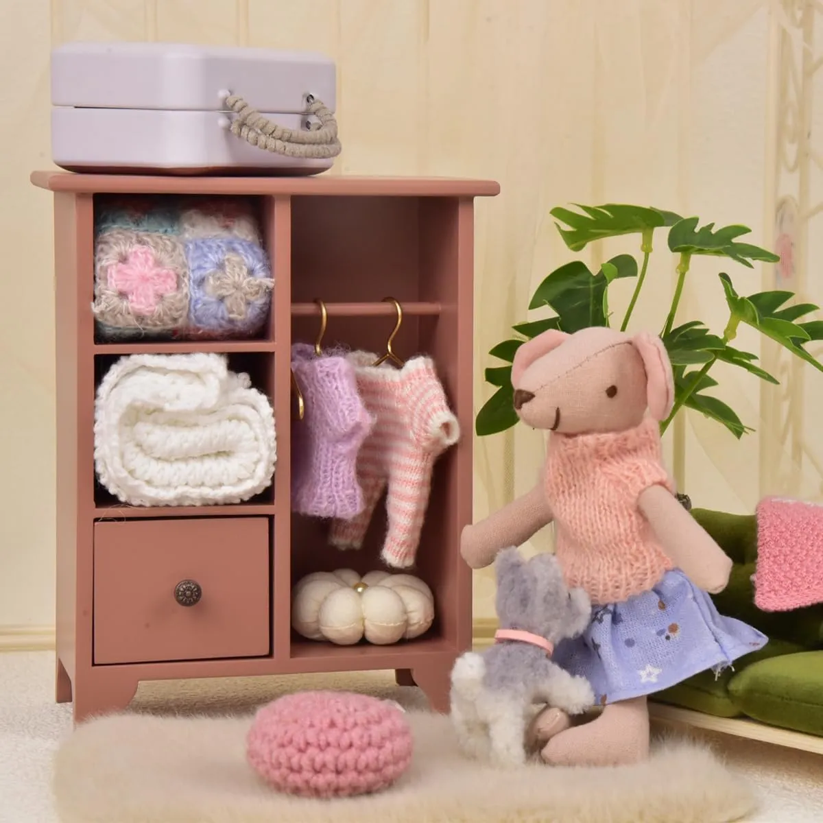 1:6 1:12 Scale Miniature Wooden Wardrobe, Handmade Vintage Dollhouse Furniture BJD Ob11 Accessories with Hangers, 16.5cm Tall (Pink)