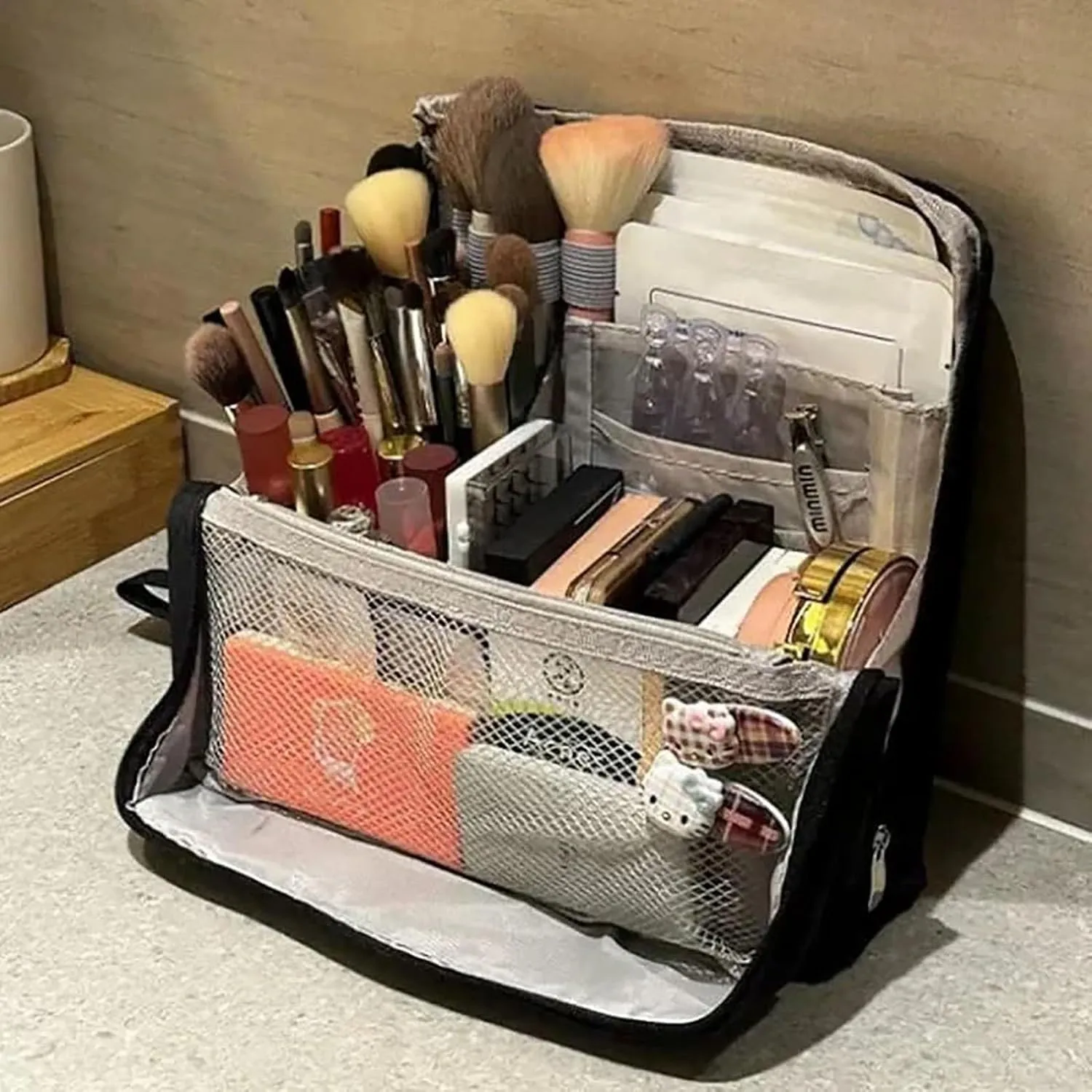 Doresty Makeup Bag, Standing Makeup Bag – Portable, Large Capacity, Waterproof Vertical Office Desktop Storage Bags, Multi-Purpose Large Capacity Oxford Cloth Toiletry Bag, with Compartments (Beige)