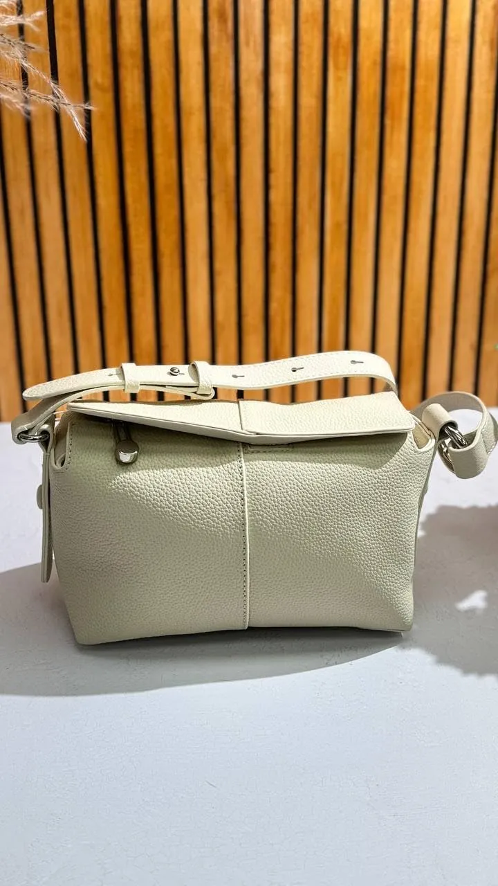 Genuine Leather Shoulder Bag – Timeless Elegance & Everyday Functionality