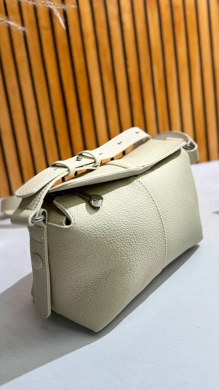Genuine Leather Shoulder Bag – Timeless Elegance & Everyday Functionality