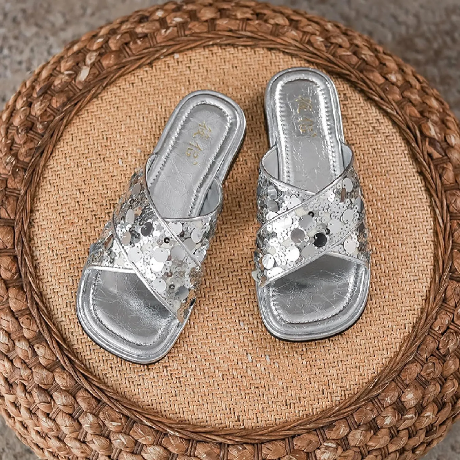 Women's Glitter Sequins Leather Slides Sandals Fashion Comfortable Open Round Toe Slip On Flat Bohemian Summer Dressy Slippers for Outdoor Beach Party Prom